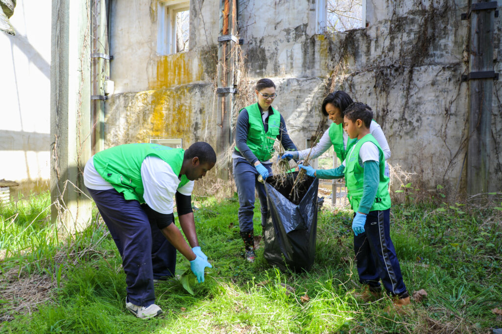 Earth Day cleanup at Seneca Creek State Park 