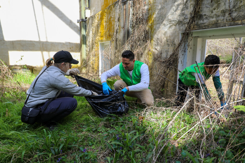 Earth Day cleanup at Seneca Creek State Park